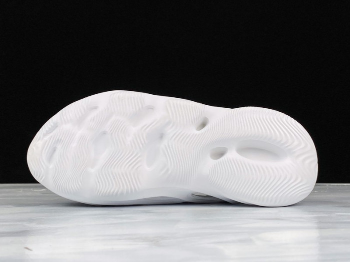 Y**zy foam runner slide white