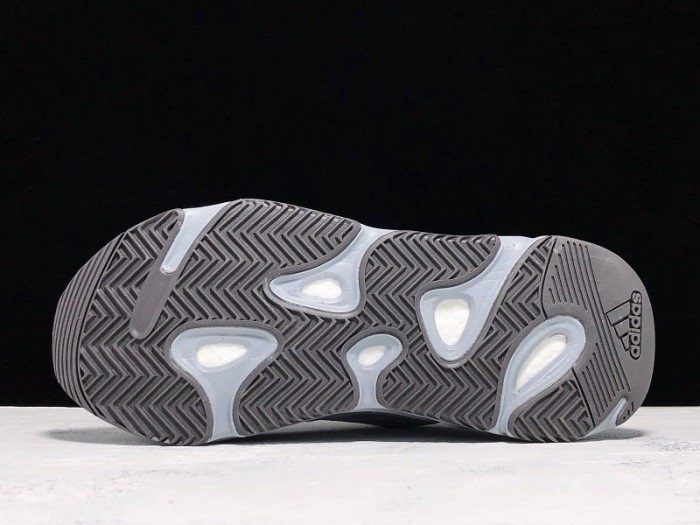 ad*s Y**zy boost 700 v2 hospital blue fv8424