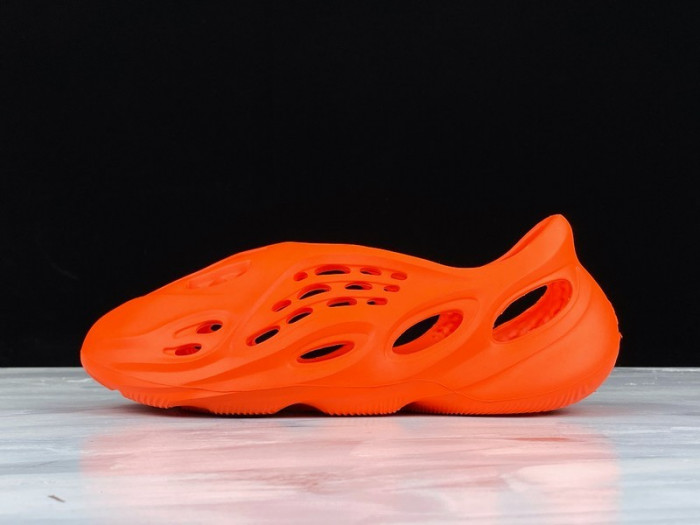 Y**zy foam runner slide orange