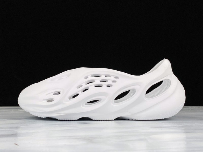 Y**zy foam runner slide white