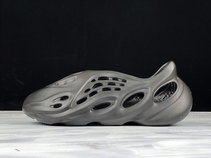 Y**zy foam runner slide black