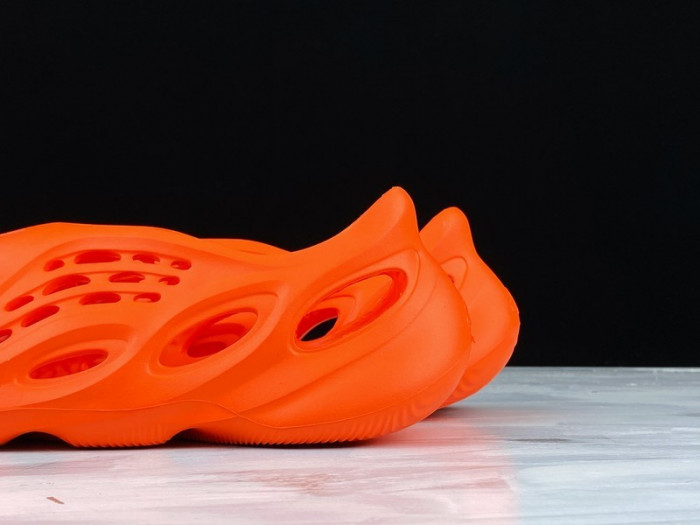 Y**zy foam runner slide orange