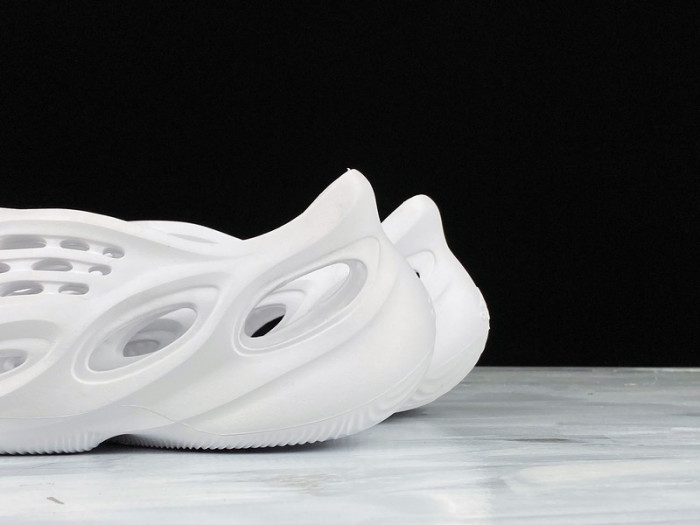 Y**zy foam runner slide white
