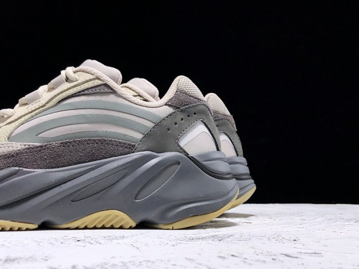 ad*s Y**zy boost 700 v2 tephra fu7914