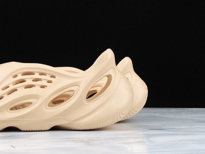 Y**zy foam runner slide ararat