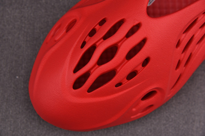 Y**zy foam runner slide red