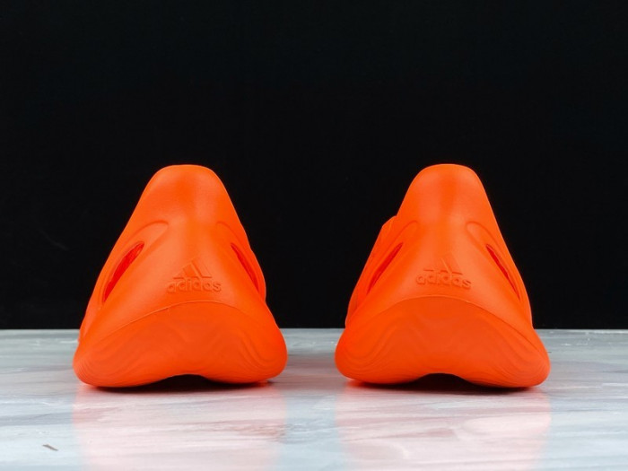 Y**zy foam runner slide orange