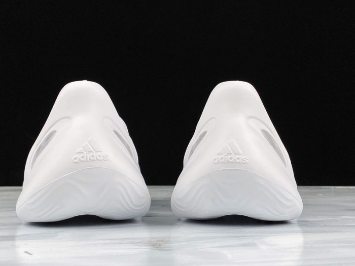 Y**zy foam runner slide white