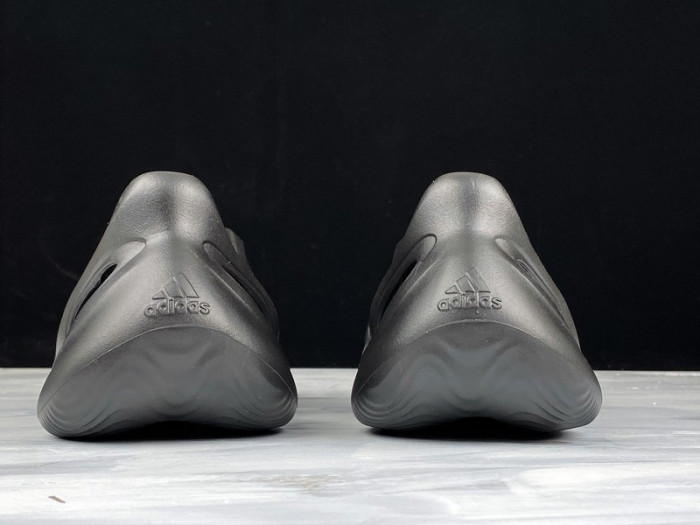 Y**zy foam runner slide black
