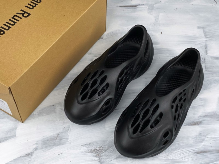 Y**zy foam runner slide black