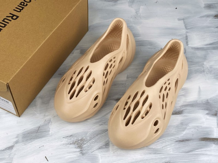 Y**zy foam runner slide ararat