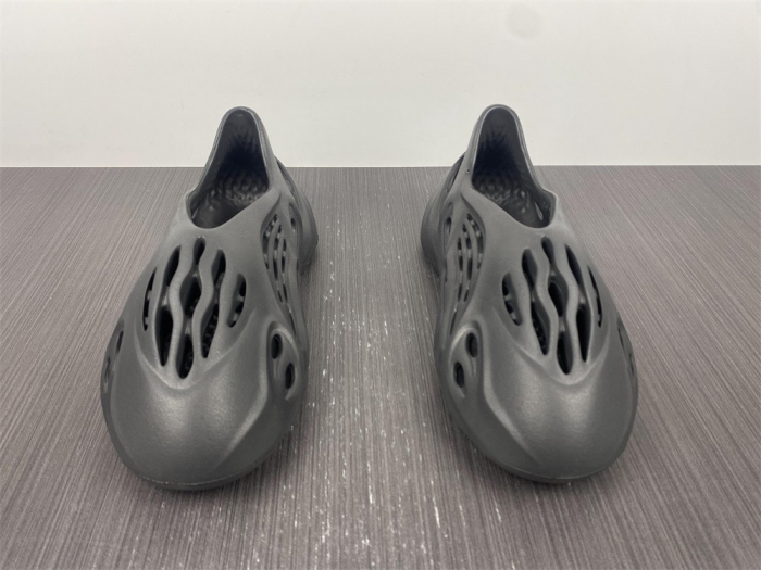 ad*s Y**zy foam runner hp8739