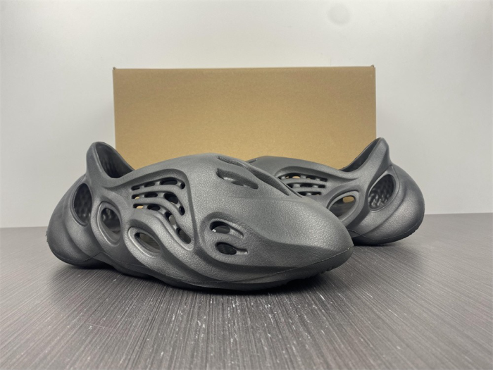 ad*s Y**zy foam runner hp8739